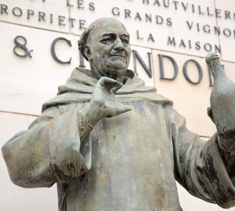 Het standbeeld van Dom Pérignon bij 'Moët et Chandon'.  © Wikimedia / Victor Grigas