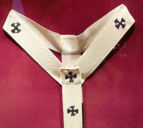 Een pallium is een witte, wollen band die over de schouders wordt gedragen. © Wikimedia commons / Piotrus