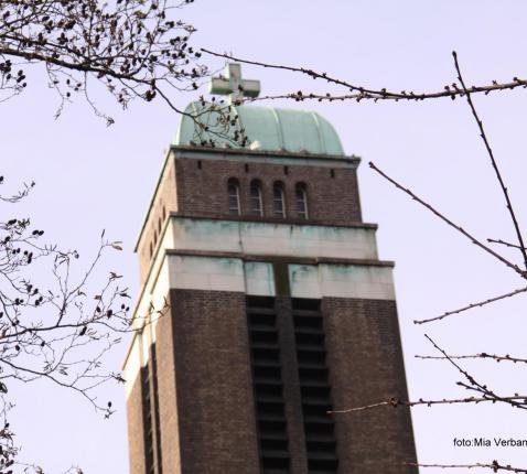 toren van de kerk OLV Middelares, Berchem © Mia Verbanck