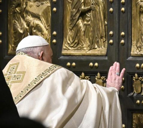 Paus Franciscus opende de Heilige Deur van de Sint-Pietersbasiliek op kerstavond 2024. © KNA