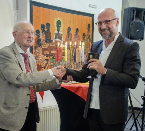 Priester Jan Veldt reikt de Graalbokaal Award uit aan Willy Bombeek. © Stichting RK homo-emancipatie