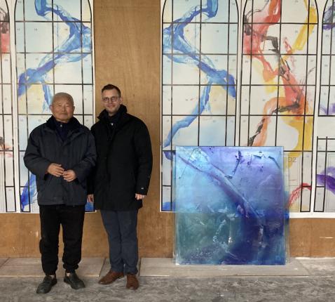 Père Kim en pastoor Bart bij het ontwerp © -