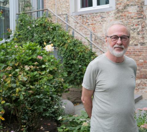 Guido Steeman tijdens zijn bezoek aan het Bisschopshuis in Brugge © Marieke VanderSchaeghe