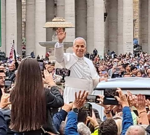 Tijdens de algemene audiëntie werd paus Leo rondgereden op het St.-Pietersplein. 