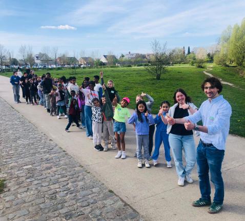 Vrijwilligers met de kinderen van Karibu in de Gavers. 