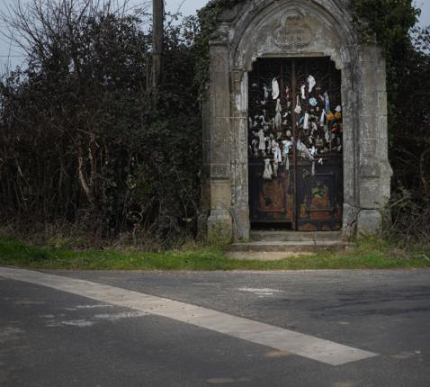 De ‘voddenkapel’ Notre Dame de Lourdes in Steenvoorde, waar de Route de Ryweldt en  de Chemin Petit d’Haezebrouck elkaar kruisen. 