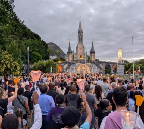 Licht in de duisternis: pelgrims trekken samen op tijdens de kaarsenprocessie © Pastorale zone Leuven aan de Dijle