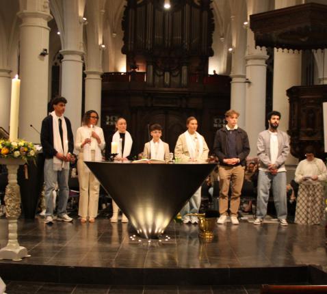 Volwassendoop tijdens de Paaswake © RR