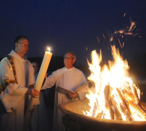 Christus – het Licht, de alfa en omega – krijgt in de paaswake een centrale plaats. 