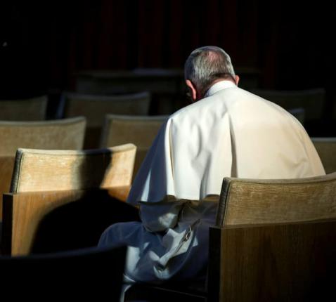 Paus Franciscus tijdens zijn vastenretraite in 2016 in Ariccia ten zuiden van Rome © Abaca Press / Alamy Stock Photo