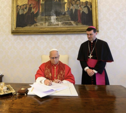 Paus Leo XIV ondertekent zijn eerste encycliek. © Vatican Media