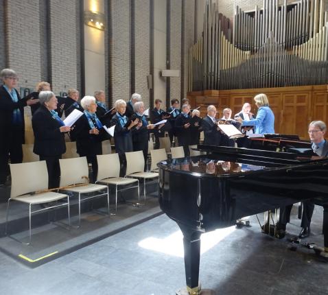 Zoals steeds stond het Pius X-koor onder leiding van dirigente Heidi De Nef en begeleidde Koen De Bels op de piano en aan het orgel, 8 juni 2025. © Marjo Perry