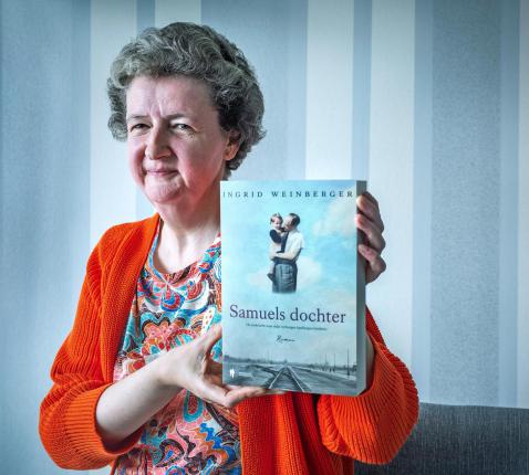 Ingrid Weinberger met haar boek ‘Samuels dochter’. © Joke Couvreur