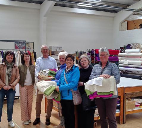 Handige Bruggelingen met een hart voor religieus textiel. © Isabelle De Groote