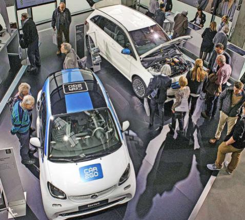 De deeleconomie groeit. Een autobedrijf presenteert speciaal ontworpen deelauto’s.  © Belga Image