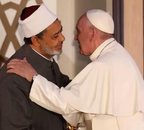 Paus Franciscus omhelst Ahmed Al-Tahyeb, imam van de Al-Azhar moskee annex universiteit in Cairo (2017) - Beeld: REUTERS © Paus Franciscus omhelst Ahmed Al-Tahyeb, imam van de Al-Azhar moskee annex universiteit in Cairo (2017) - Beeld: REUTERS