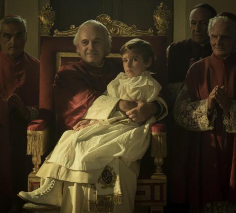 Een bevreemdend beeld uit de film ‘Rapito’: Edgardo met zijn adoptievader, paus Pius IX.  © RV