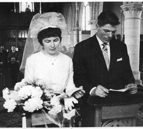 Raymond en Lia huwen 60 jaar geleden in de kerk van Mannekensvere 