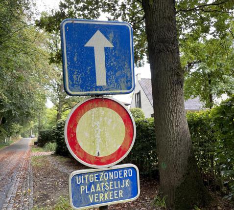 Rechtdoor of toch niet?  © jh