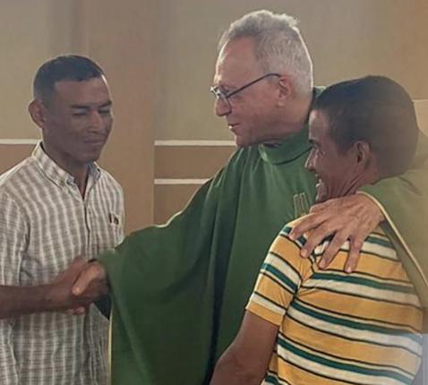 Padre Pedro is geliefd bij zijn parochianen (links). Hij droomt ervan om tussen de armste mensen te gaan wonen, in La Concordia, waar hij jarenlang mee hielp bouwen aan een sterke gemeenschap (rechts). ©  Peter Gijs