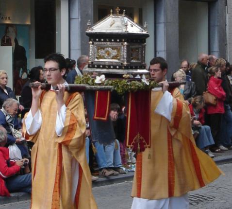 Het reliekschrijn van Sint-Donaas tijdens de Heilig Bloedprocessie © Door Carolus - Eigen werk, CC BY-SA 2.5, https://commons.wikimedia.org/w/index.php?curid= 2121396