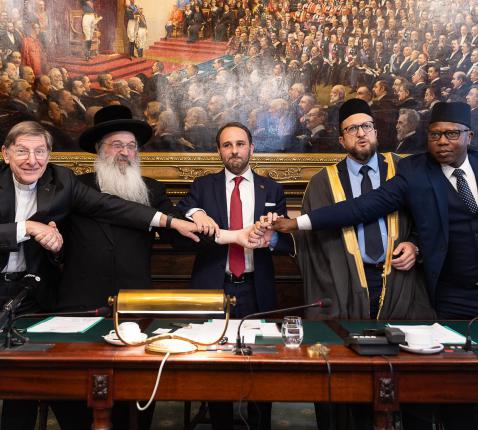 Pastoor Rik Hoet met opperrabbijn Padwa en andere religieuze leiders in het federale parlement.  © Belga