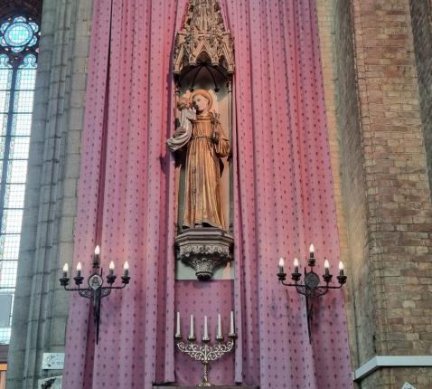 Het beeld van Sint-Antonius in de Sint-Antoniuskerk in Eeklo (Balgerhoeke). © Koen Goossens