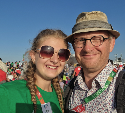 Pieter Bauwens en dochter Ruth op de Wereldjongerendagen in Lissabon. © RV