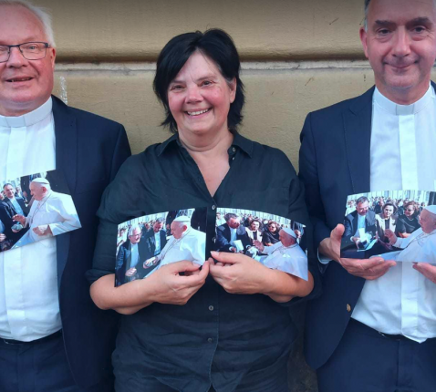 Els De Coker met (links) Peter van der Weide (pastoor van Sneek) en Paul Verbeek (vicaris bisdom Breda) met foto's van de ontmoeting die beiden hadden met de paus..   © RV