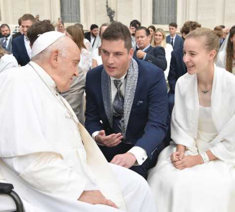 Al waren ze er allerminst alleen, toch hadden Elina en Nick niet het gevoel dat het  bandwerk was voor paus Franciscus.  © Elina Bouwens  en Nick Vervoort