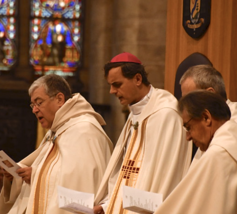 Deken Benoît Lobet, aartsbisschop Luc Terlinden, bisschoppelijk vicaris Tony Frison en rechts vooraan mgr. Herman Cosijns.  © Vicariaat Brussel