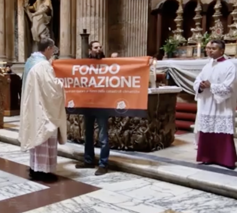 De priester liet even begaan en vroeg de demonstranten toen om weg te gaan. © Corriere della sera