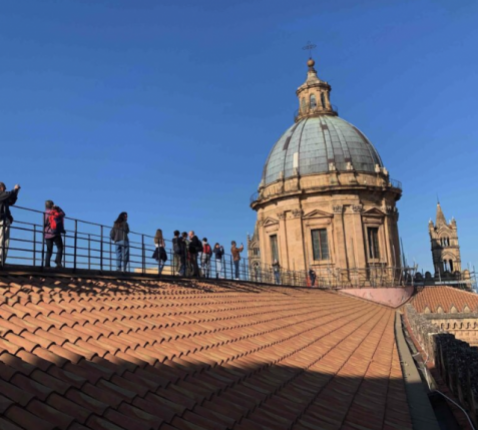 De klim naar het dak van de kathedraal wordt beloond met een heerlijk uitzicht over het plein en de skyline van Palermo. © Cosiddetto