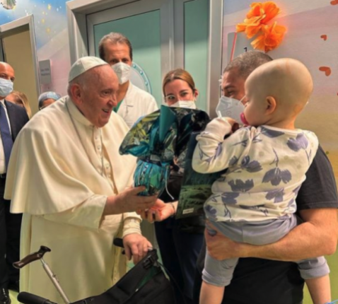 De paus sprak op de kinderafdeling met enkele ouders. © Vatican Media