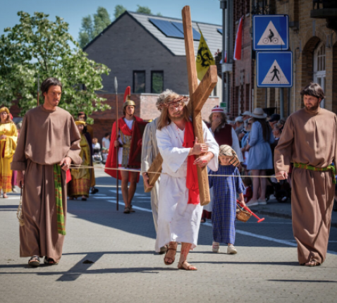 Traditiegetrouw trekt op de eerste zondag na Pinksteren de Heilig Bloedprocessie door Voormezele. © Website Voormezele