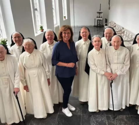 Presentatrice Astrid Joosten is drie dagen te gast bij de zusters Norbertinessen van priorij Sint-Catharinadal. © NPO2