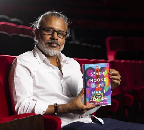 Shehan Karunatilaka met zijn winnende roman 'The Seven Moons of Maali Almeida' © David Parry/Booker Prize Foundation