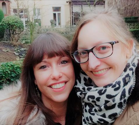Mijn geloofsheldin Sien (links) inspireert me met haar enthousiasme als nieuwkomer in het geloof. © Sara Loobuyck