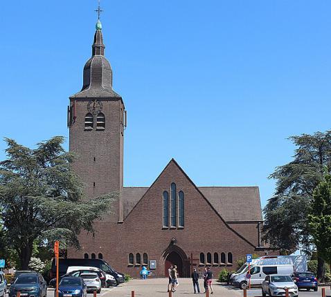 Sint-Luciakerk Begijnendijk © Jrymenams, CC BY-SA 4.0 <https://creativecommons.org/licenses/by-sa/4.0>, via Wikimedia Commons