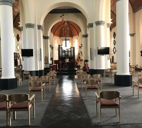 Stoelschikking in de Sint-Pieterskerk in Oostkamp: verspreid per 1, 2 of 3, al naar gelang de bubbels. Enkel stewards kunnen de schikking nog aanpassen bij het begin van de viering.  © Sint-Pieterskerk Oostkamp