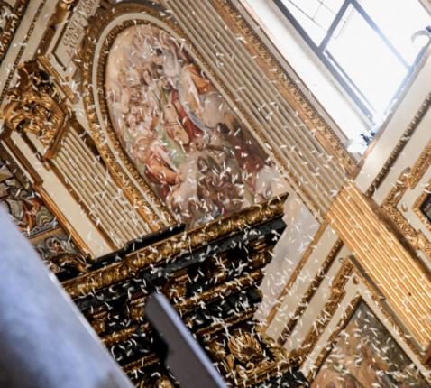 Een beeld uit 2018. Ook toen sneeuwde het bloemblaadjes in de Santa Maria Maggiore in Rome. © KNA