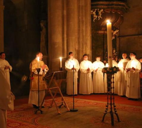 'Heilige Vader, aanvaard in deze glorierijke paasnacht het loflied dat de Kerk U toezingt nu zij haar licht heeft ontstoken.' © Stiftspfarre Heiligen Kreuz (Oostenrijk)