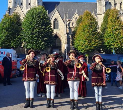 Stoet met Thebaanse Trompetten Ensemble © Guido Vandeperre