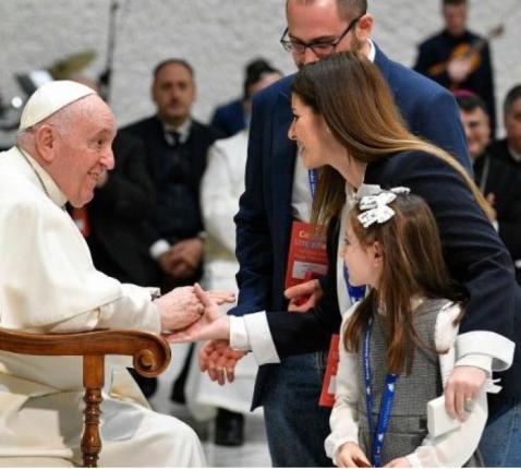 Paus Franciscus met een Syrisch gezin dat via een humanitaire corridor Europa bereikte © VaticanMedia
