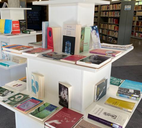 Een van de thematische displays in de bibliotheek. © TPCbib