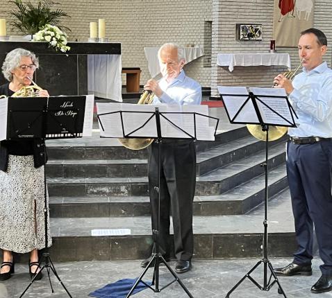 Het hoorntrio van Sabine Van Dingenen, Ernest Maes en Michiel Van Camp verzorgden de concertmis van zondag 7 september 2025. © Dirk Bellens