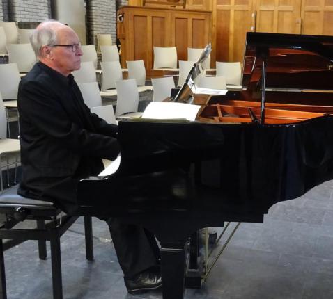 Pianist Urbain Boodts speelde tijdens de concertmis van zondag 6 september 2026 heerlijke muziekstukken van J.S. Bach. © Marjo Perry