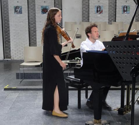 Charlotte Van Looveren (altviool) en vader David Van Looveren (piano) luisterden de stemmige concertmis van zondag 5 juli 2026 op. © Marjo Perry