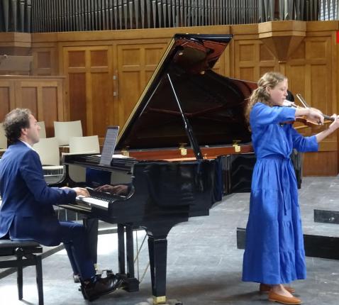 Aan de piano begeleid door haar vader David Van Looveren verzorgde altvioliste Charlotte de concertmis op zondag 1 juni. © Marjo Perry