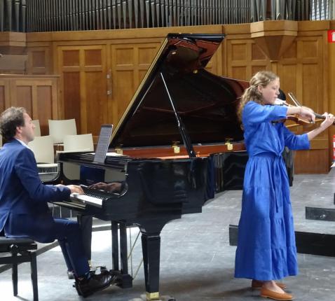 Aan de piano begeleid door haar vader David Van Looveren verzorgde altvioliste Charlotte de concertmis op zondag 1 juni. © Marjo Perry